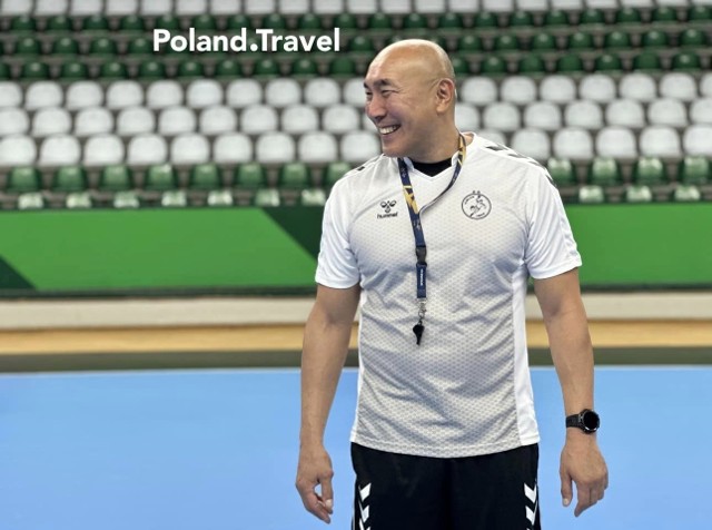 Trener Talant Dujszebajew z uśmiechem na ustach obserwował trening swojej drużyny