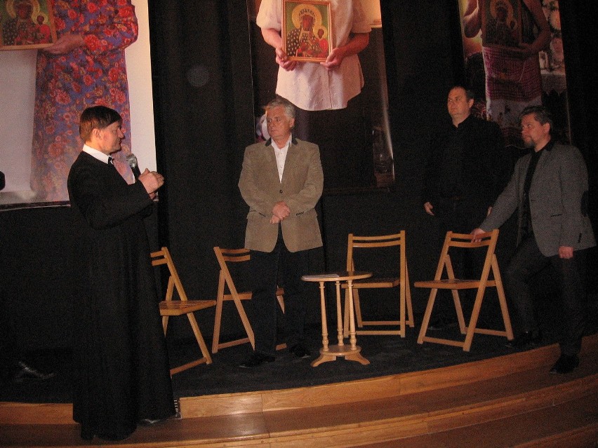 Ksiądz Mirosław Prasek z lewej- dziękuję za wystawę i...