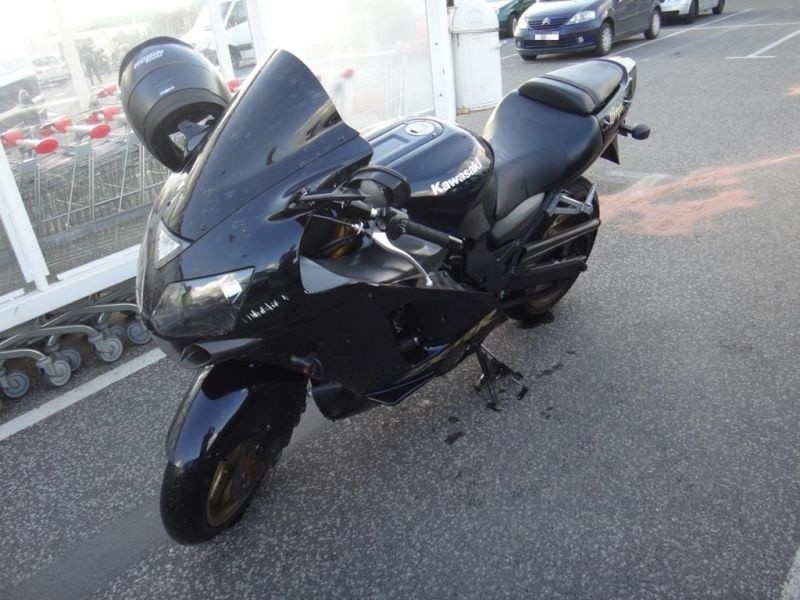 Wypadek motocyklisty na parkingu [zdjęcia]