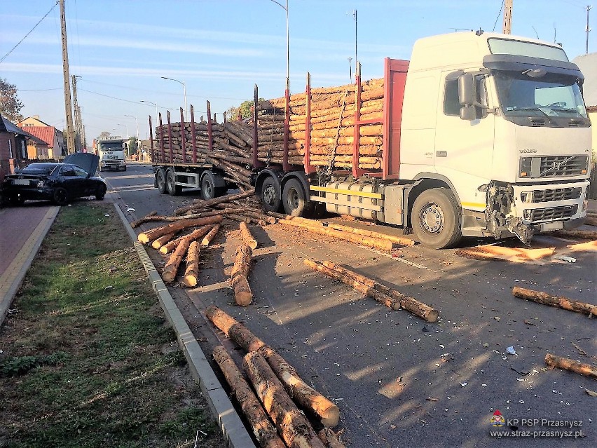 Wypadek w Jednorożcu: ciężarówka zderzyła się z audi. Bele drewna zablokowały drogę [ZDJĘCIA]