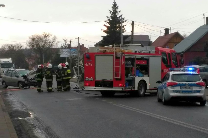 Wypadek na DK 19 w Sokółce. Trzy osoby trafiły do szpitala.