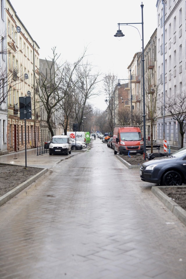 Ulica została zwężona, ale miejsc postojowych przewidziano ponad 60.