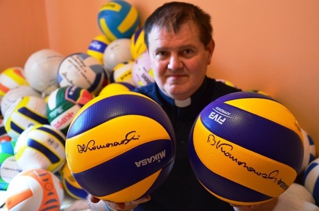 Pastor Jan Byrt z piłkami od prezydenta Bronisława Komorowskiego