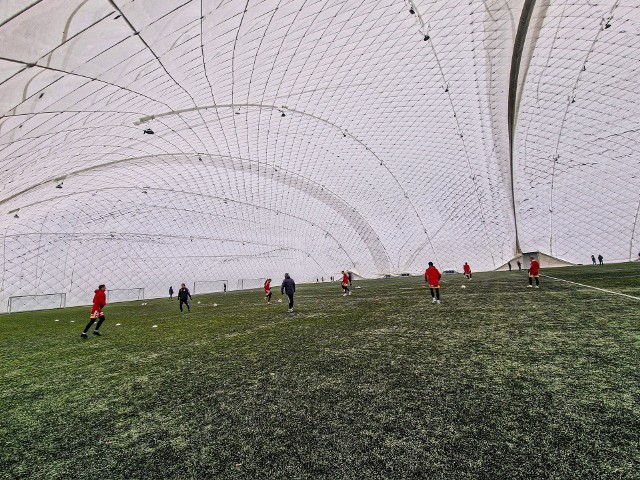 Chojniczanka i Widzew zagrały mecz towarzyski pod balonem w Toruniu
