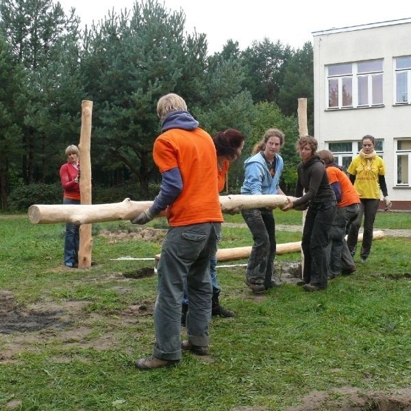 Plac zabaw budują wolontariusze z Niemiec, Polski i Białorusi.
