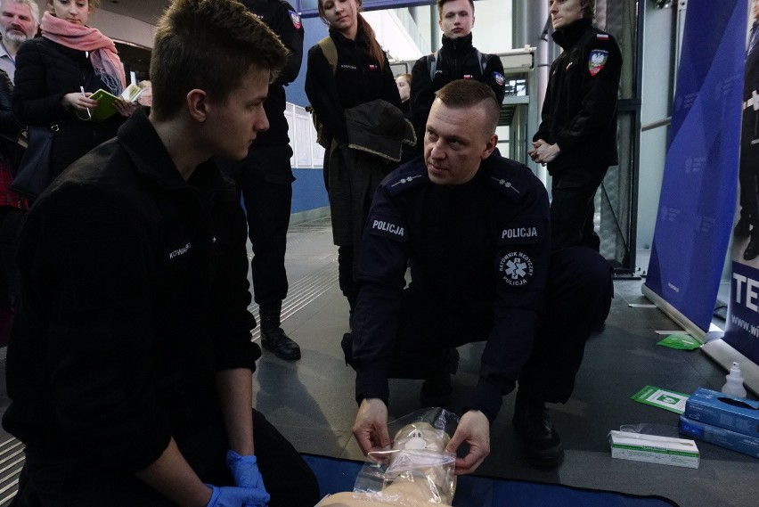 Poznań: Policjanci ostrzegali młodzież przed narkotykami i...