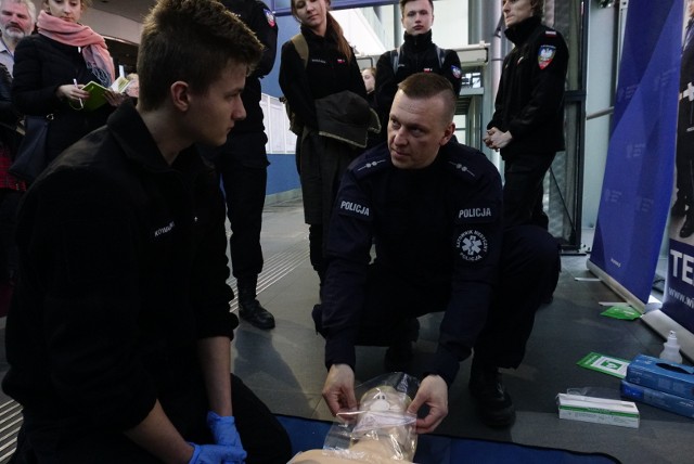 Poznań: Policjanci ostrzegali młodzież przed narkotykami i dopalaczami