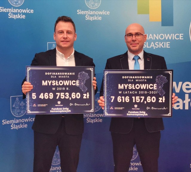 Czek na remont mysłowickich dróg odebrał prezydent Mysłowic Dariusz Wójtowicz i Michał Woźniczko, dyrektor kancelarii prezydenta