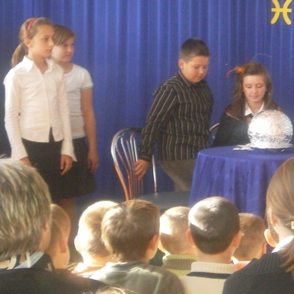 Piosenki dedykowane nauczycielom to prezent od uczniów z szkoły w Woli Taczowskiej z okazji Dnia Nauczyciela.