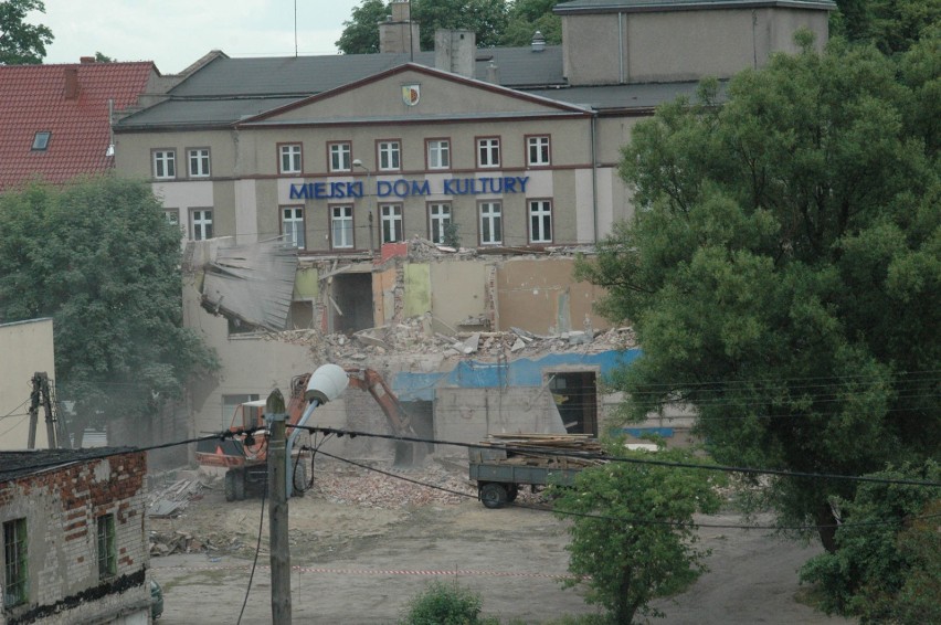 Tak wyglądało wyburzanie budynku kina Znicz w Oleśnie.