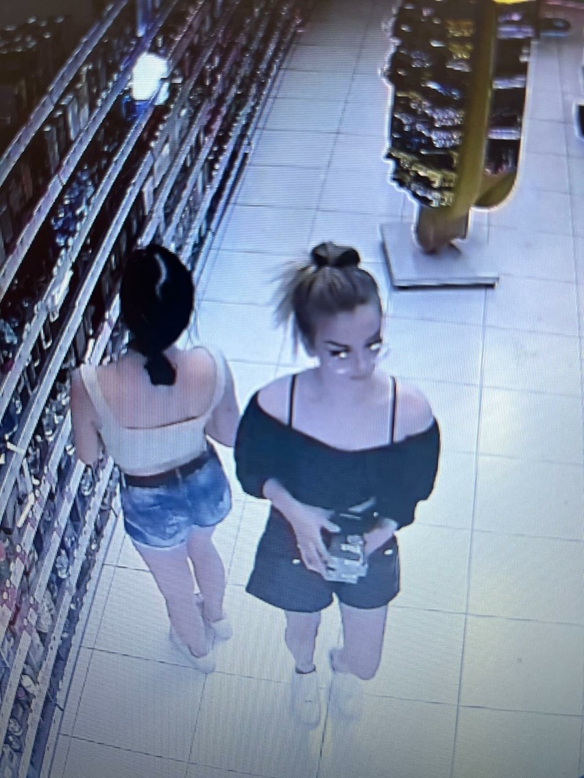 Kradzież perfum w sklepie w Grójcu. Rozpoznasz podejrzane młode kobiety? Szuka ich policja. Zobacz zdjęcia