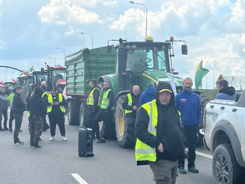Dziś o godzinie 10 rozpoczął się protest rolników na drodze...