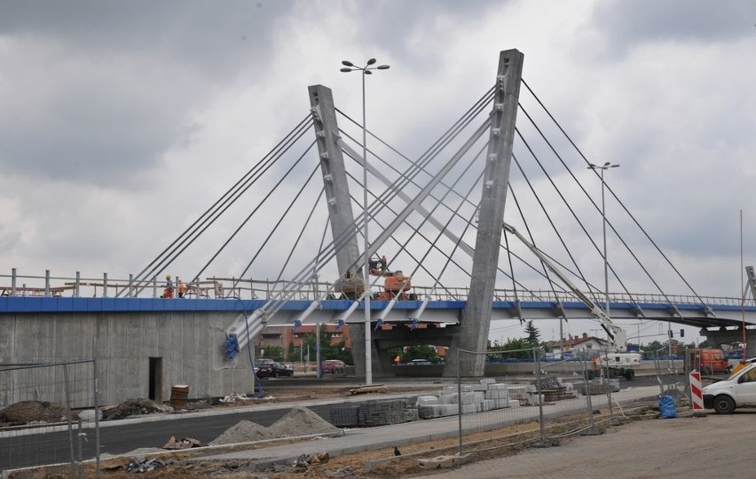 Prace na budowie nowego toruńskiego mostu drogowego są...