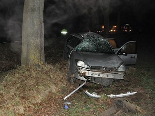 Koło Lubosza w powiecie międzychodzkim rozbił się osobowy ford. Kierowca i jego pasażer zostali przewiezieni do szpitala.