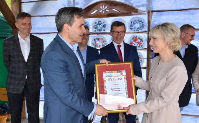 Nagrody odbiera Magdalena Gad- kierownik hotelu Gwarek w Staszowie, najlepszego w powiecie, drugiego w województwie.