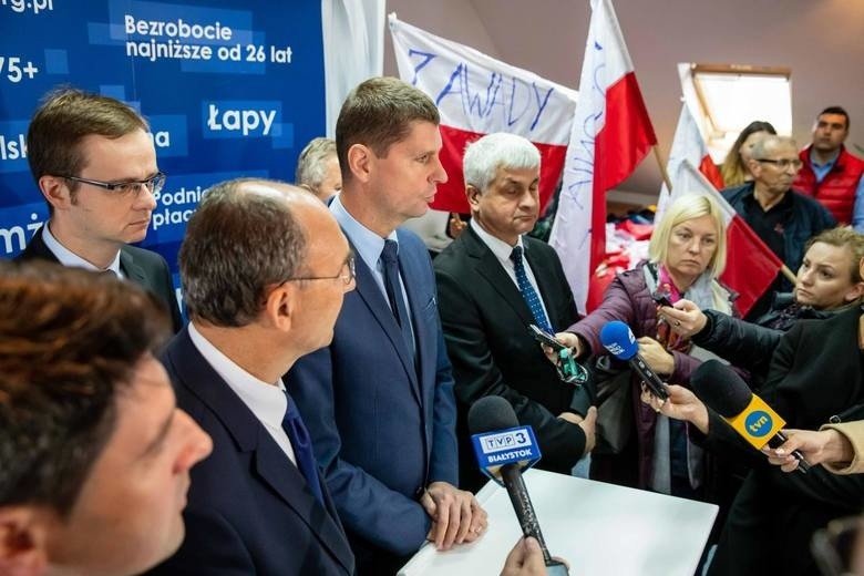 Kolejowe plany wzbudzają ogromny sprzeciw mieszkańców. Jak duży - można było się przekonać na jednej z konferencji polityków PiS w Białymstoku, tuż przed wyborami. Pojawiło się na niej aż kilkudziesięciu mieszkańców gminy Wasilków i Dobrzyniewo Duże. Niektórzy przyszli z flagami i mapami, pokazującymi, że PKP opracowując warianty przebiegu Rai Baltiki, posługiwała się nieaktualnymi danymi.