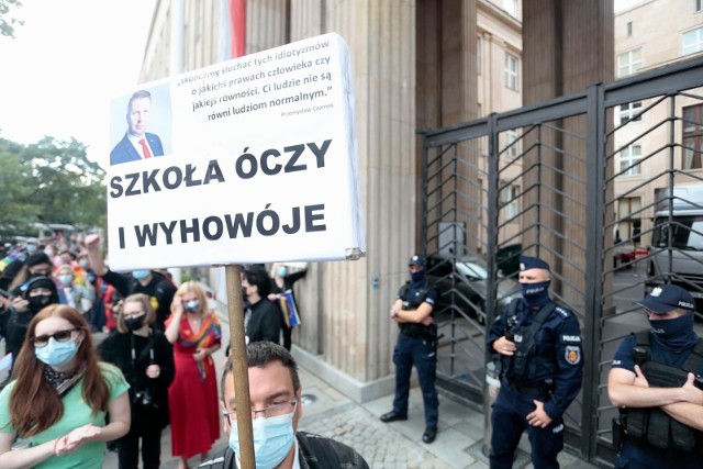 W październiku uczniowie protestowali w Warszawie pod budynkiem Ministerstwa Edukacji Narodowej. Domagali się dymisji Przemysława Czarnka.