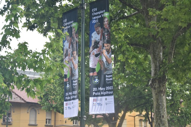 Na kilka godzin przed finałami siatkarskiej Ligi Mistrzów w Turynie nie było czuć atmosfery siatkarskiego święta. Pod Pala Alpitour dotarli dziennikarze, wewnątrz trwały przygotowania.