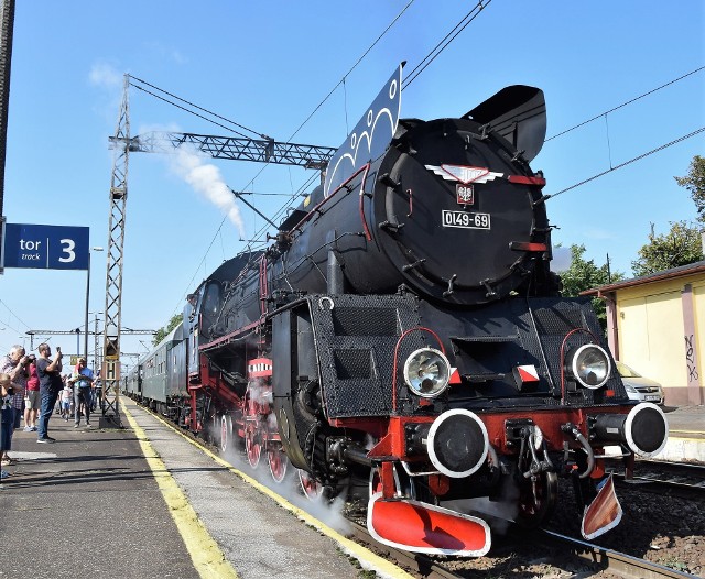 Turystyczny skład ciągnie zabytkowa lokomotywa Ol 49-69