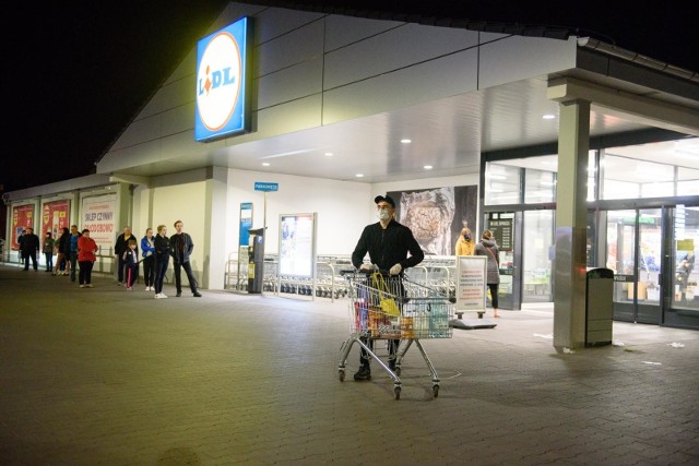 Lista sklepów LIDL czynnych przez całą dobę od 14 kwietnia 2020:W godzinach od 03:00 do 04:00 jest przerwa techniczna, a sklep jest zamkniętyBędzin ul. 11 ListopadaBiałystok ul. Nowowarszawska 6Białystok ul. Pogodna 63Białystok ul. Jesionowa 1aBielany Wrocławskie ul. TynieckaBielsko Biała ul. PartyzantówBrzeg ul. Włościańska 5aBydgoszcz ul. GdańskaBydgoszcz ul. NakielskaZobacz kolejne zdjęcia. Przesuwaj zdjęcia w prawo - naciśnij strzałkę lub przycisk NASTĘPNE