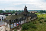 Budynek Huty Uthemanna w Katowicach w muralach. Zabytkowy budynek dyrekcji jest teraz kolorowy. To akcja stowarzyszenia DAJSE