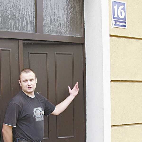 Już od kilku miesięcy prosimy naszą administrację o założenie tu domofonu i nic - mówi Rafał Czyrek, mieszkaniec kamienicy.