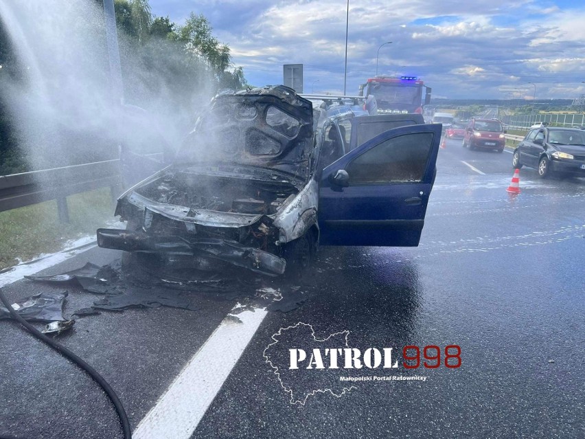 Kraków. Wypadek na zjeździe z A4 na S7. Trzy auta, jedno stanęło w płomieniach