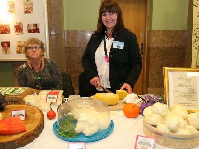 Beata Bardzyńska prezentuje sery z własnej serowarni zagrodowej w Podłazach