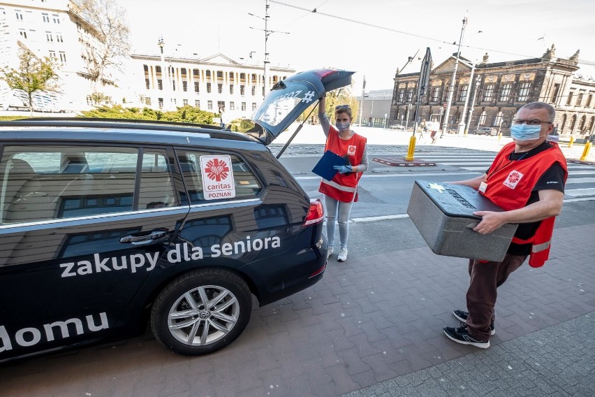 Wolontariusze Caritasu codziennie robią zakupy dla...