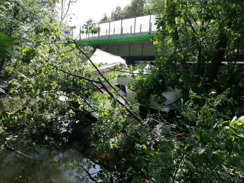 Kolizja na A6. Ciężarówka uderzyła w osobówkę, przerwała bariery energochłonne i zjechała ze skarpy do Płoni - 6.07.2020