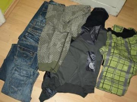 Te ubrania pochodzą z włamań. Policjanci odzyskali je na bazarze.