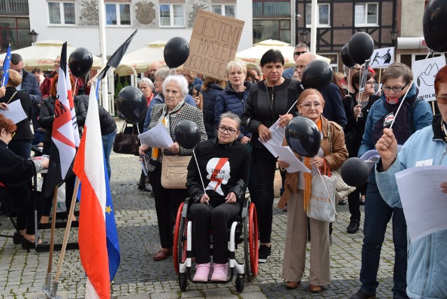 We wtorek 3 października na placu przy katedrze zgromadziły się osoby popierające ogólnopolski czarny protest, a także... obrońcy życia nienarodzonego. W pobliżu fontanny Paucksha pojawili się przeciwnicy partii rządzącej - głównie kobiety. Większość osób na protest przyszła z wypisanymi na kartkach hasłami np. "Kobieta to nie inkubator" lub "Chcemy wyboru, a nie terroru" oraz z czarnymi balonami. Z kolei wokół drewnianej kapliczki pod katedrą zebrali się obrońcy życia nienarodzonego. Przeczytaj również: Nobel 2017. Swój udział ma profesor z UZ [WIDEO]Zobacz również: Czarny protest w Zielonej GórzeMagazyn informacyjny w GL TV