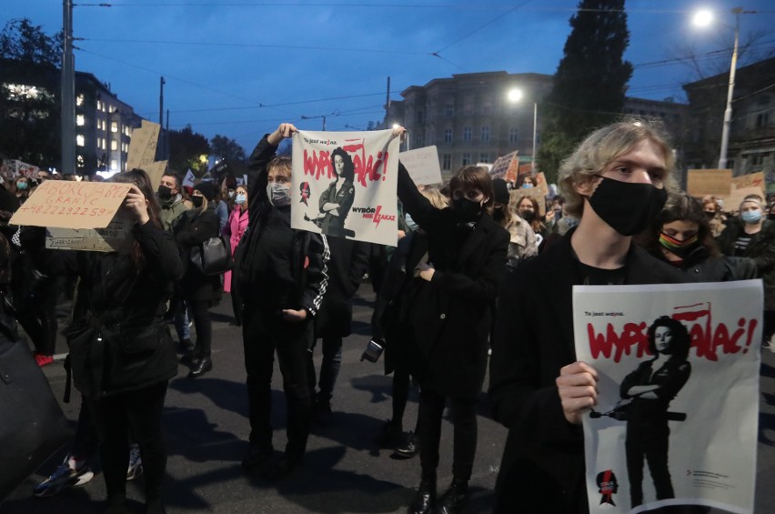 Protest (nie tylko) kobiet w Szczecinie. Głośne klaksony i blokada pl. Szarych Szeregów. To kolejny dzień manifestacji - 26.10.2020