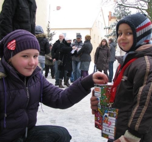 Mateusz Orzechowski, najmłodszy kwestujący w Krapkowicach, zbiera datki od rana.
