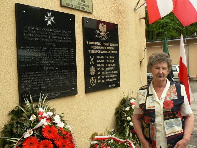 Danuta Żbikowska przed tablicą upamiętniającą oficerów 2 Pułku Artylerii Lekkiej Legionów na kieleckim Stadionie.