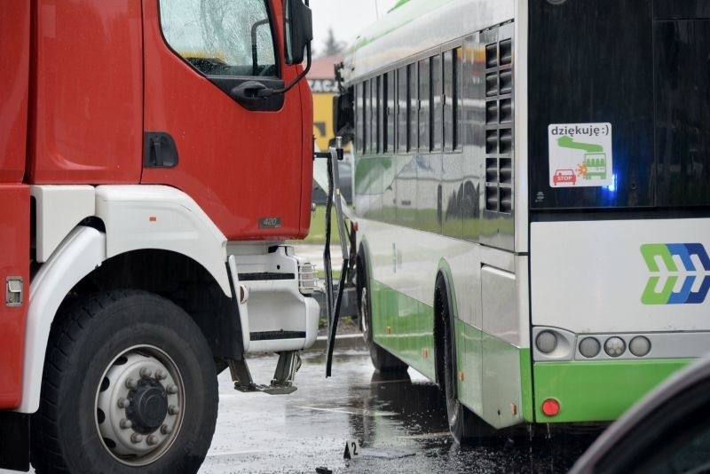 Ul. Branickiego. Wóz straży pożarnej zderzył się z autobusem (zdjęcia)