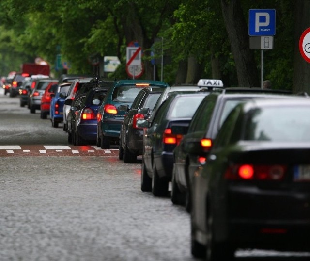 Korki na Wojska Polskiego to niemal codzienność. Do tego stara, nierówna kostka brukowa i liczne spowalniacze.