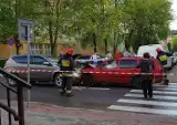 Białystok. Wypadek na Nowogródzkiej. Czołowe zderzenie nissana z volkswagenem (zdjęcia)