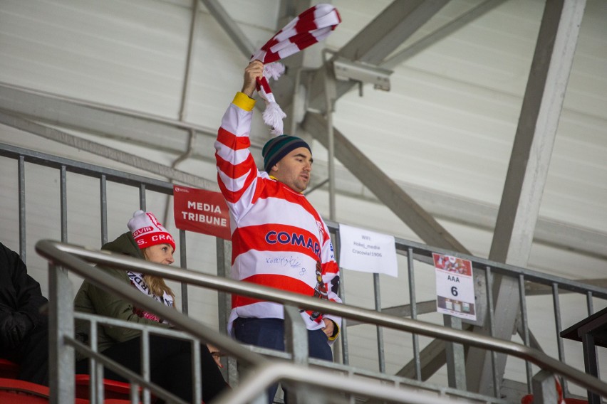 Fani Comarch Cracovii na meczu z Tauron Podhalem Nowy Targ