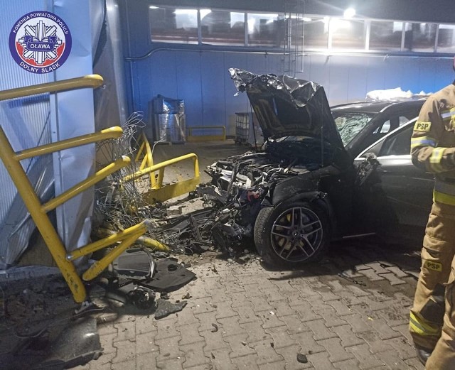 Samochód, który uległ całkowitemu zniszczeniu po nocnym wypadku w Oławie.