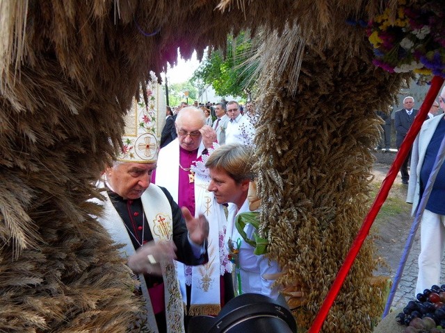 Prymas Józef Kowalczyk poświęcił wieńce dożynkowe