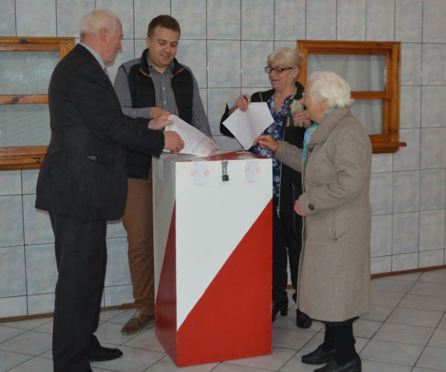 Prezydent Starachowic Marek Materek oddał swój głos w południe w Obwodowej Komisji Wyborczej numer 6, która mieści się w Szkole Podstawowej numer 9.