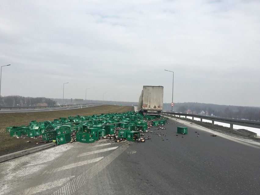 Brzesko. Ładunek piwa zatarasował zjazd z autostrady