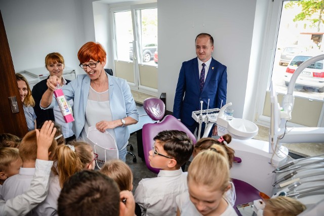 Minister rodziny Elżbieta Rafalska i burmistrz Dariusz Jaworski otworzyli w poniedziałek 20 maja gabinet stomatologiczny w Szkole Podstawowej nr 2.  ,,Szczotka, pasta, kubek ciepła woda’’ na 40 głosów odśpiewali uczniowie, a burmistrz ufundował im pasty i szczoteczki do  zębów