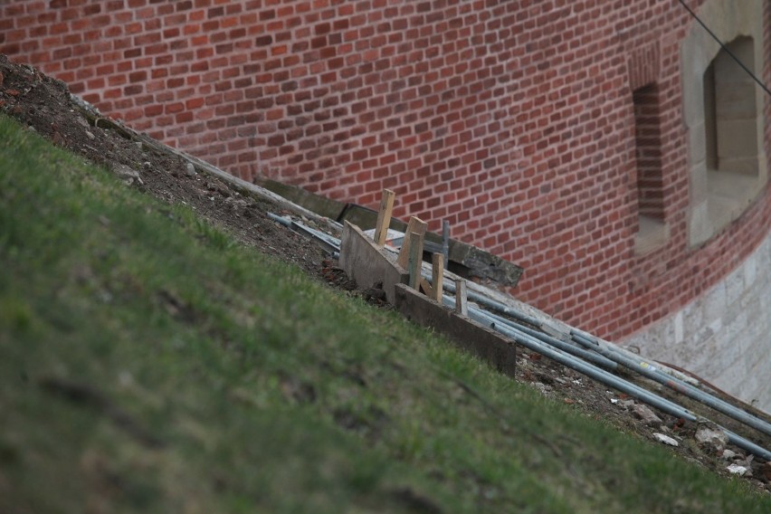 Wypadek w Krakowie. Pod Wawelem runął mur. Nie żyje robotnik [ZDJĘCIA, WIDEO]