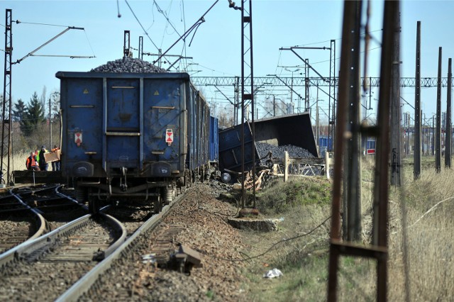 Wykoleił się pociąg. 10 wagonów wypadło z torów. Trasa Ostrów Wielkopolski - Oleśnica zablokowana/zdjęcie ilustracyjne