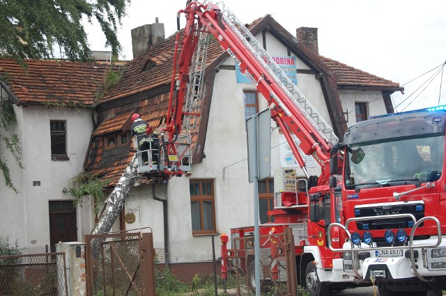 Takiego kataklizmu w powiecie nakielskim jeszcze nie było – oceniają strażacy z długoletnim stażem. W sobotę do wieczora liczba zgłoszeń przekroczyła 950, ale prośby o pomoc nadal napływały. Najbardziej – według oceny ratowników – ucierpiały gminy Nakło i Mrocza. Powalonych drzew nikt nie zliczy. W całym powiecie zerwane zostały i uszkodzone dachy na kilkudziesięciu domach. Tylko w samym Nakle z kilku. W Paterku zerwana została linia średniego napięcia. Strażacy zabezpieczyli agregat prądotwórczy na potrzeby stacji uzdatniania wody. Wiele miejscowości nie ma prądu. Z pomocą przyjechali strażacy z Bydgoszczy, Rypina, Lipna. Non stop pracuje ponad 50 jednostek.