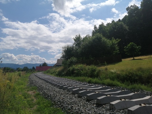 W Łomnicy na trasie kolejowej z Jeleniej Góry do Karpacza trwa układanie torów
