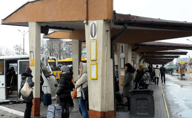 Przeciwnicy prywatyzacji uważają, że stracą pasażerowie, bo prywatnym przewoźnikom nie opłaci się dojeżdżać do wielu małych miejscowości. Ale samorządowe PKS-y też tam często nie docierały