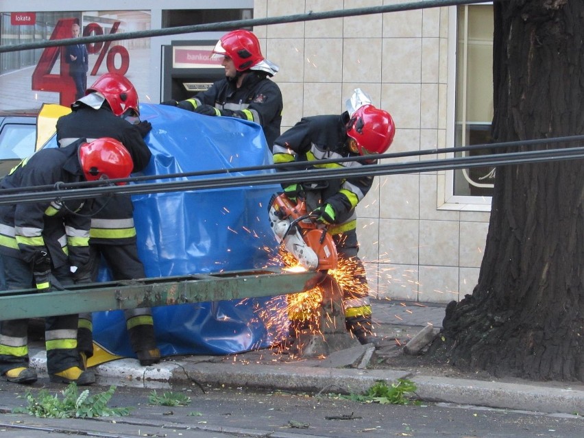Zniszczenia po nawałnicy na Kraszewskiego. Strażacy usuwali...